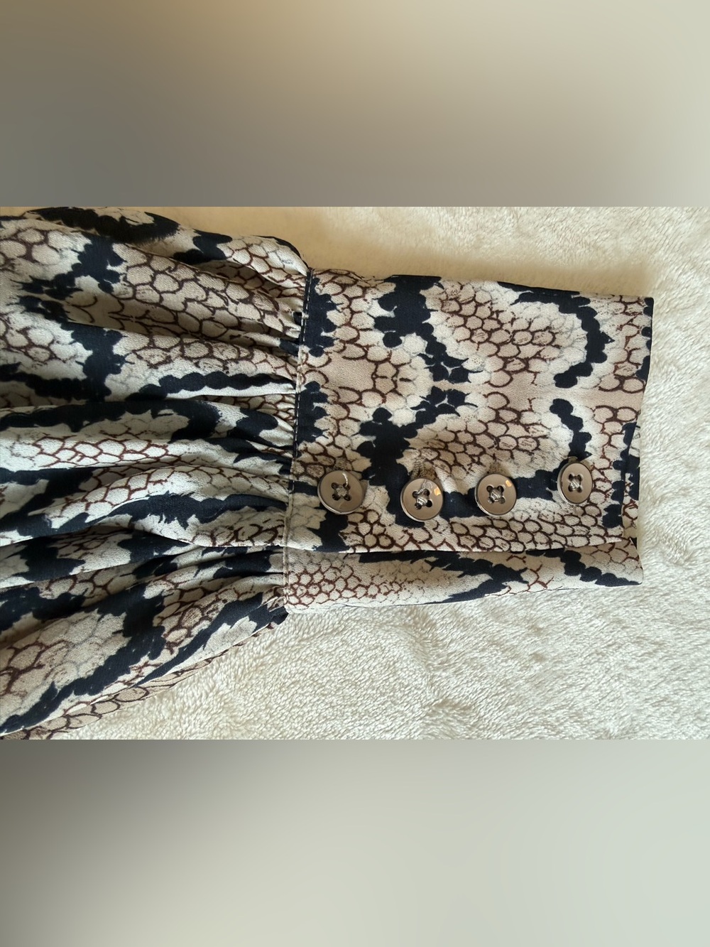 Cabi Snakeskin Print Careerwear Blouse Medium Ruffle Collar V Neck Long Sleeve - Picture 10 of 13